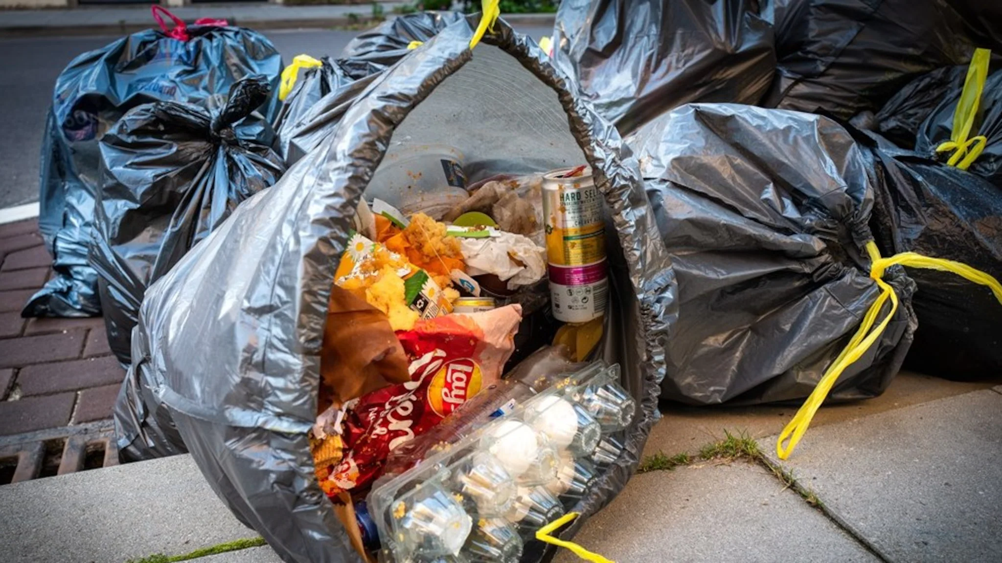 foto van allemaal afval in een vuilniszak